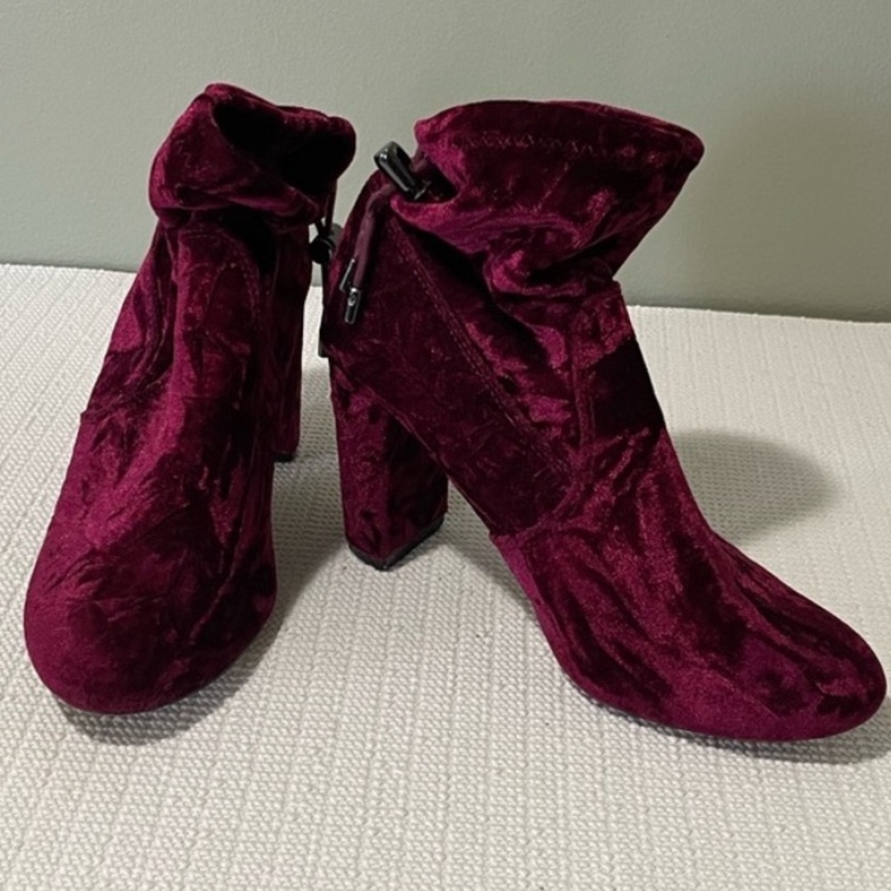 Express  Velvet Ankle sock velvet in Rich Burgundy, size 6.